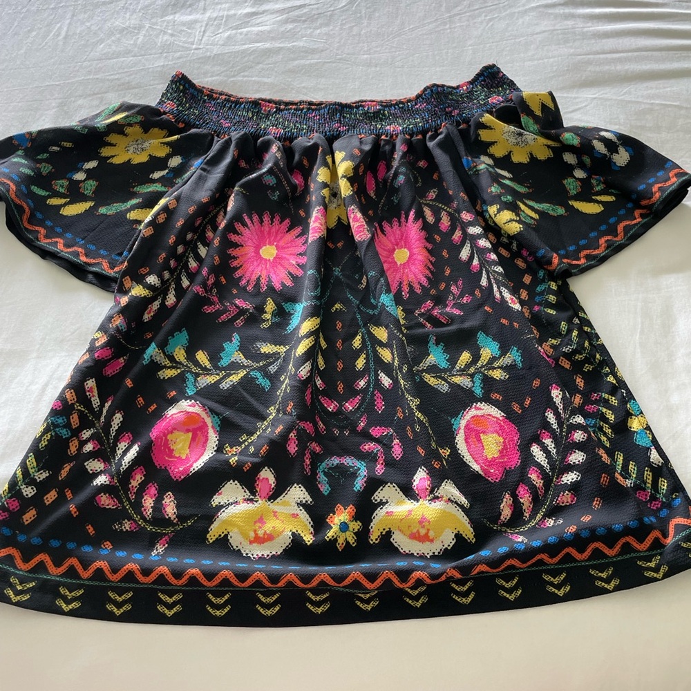 Ladies vibrant floral blouse. Can be worn off/on shoulders. Excellent condition.